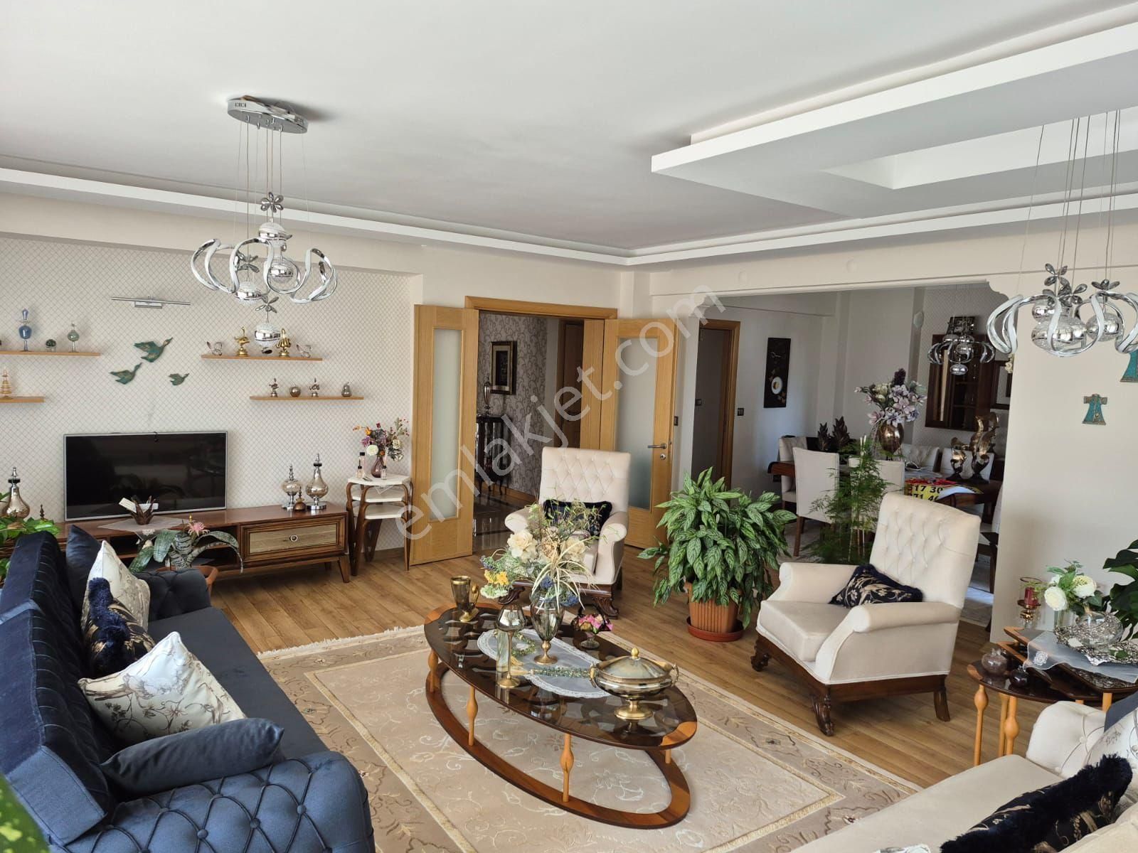 manisa-guzelyurt-mh-site-i-ci-ara-kat-4-1-240-m-genis-satilik-daire